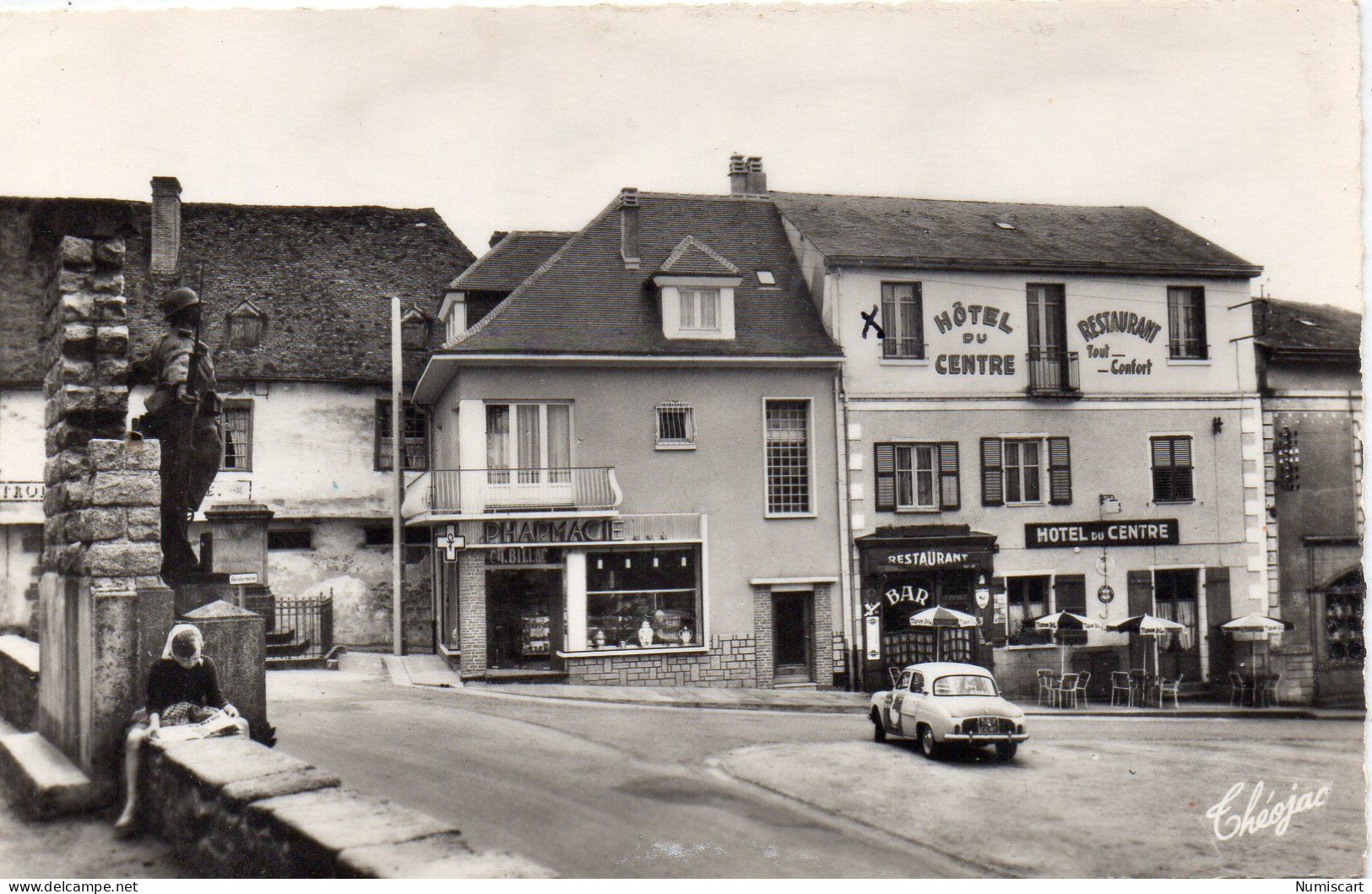 Pierre-Buffière Place De La Mairie Hôtel Du Centre Restaurant Pharmacie Voiture Dauphine Renault Carte RARE - Pierre Buffiere