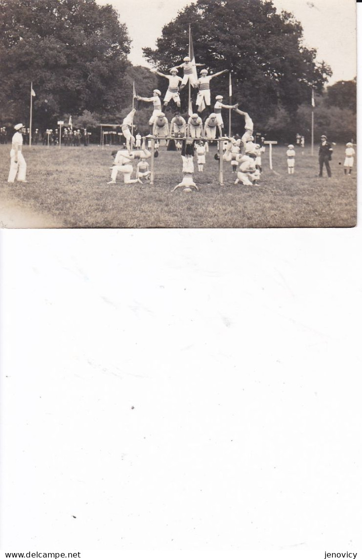 CARTE PHOTO GYMNASTES FAISANT FIGURE A VOIR ! REF 80808 - Gymnastique