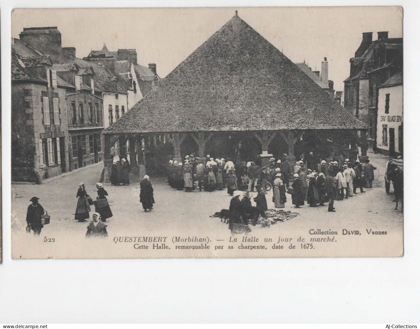 AJC - Questembert La Halle Un Jour De Marché - Questembert