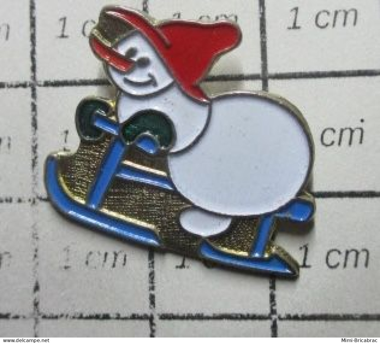 1619 Pin's Pins / Beau Et Rare / NOEL / BONHOMME DE NEIGE FAISANT DE LA LUGE - Christmas