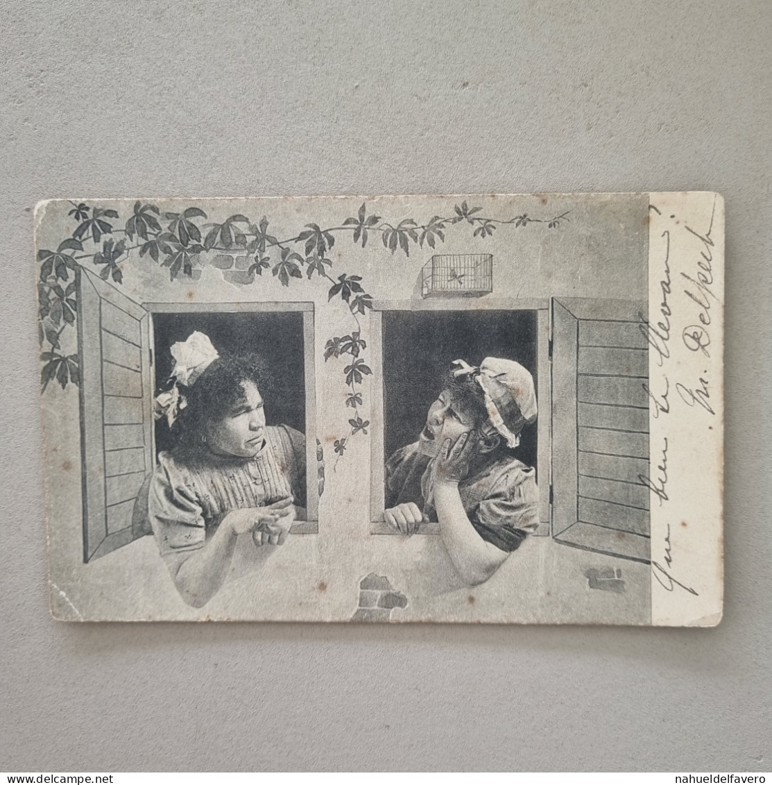 PH - Carte Postale Photo - Dessin De Deux Femmes Aux Visages étranges Regardant Par Deux Petites Fenêtres - Persone