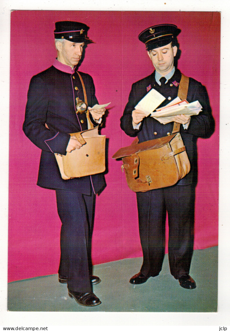 BRUXELLES - BRUSSEL - Musée Postal - Facteurs Des Postes En Uniforme De 1850 Et De 1950. - Musées