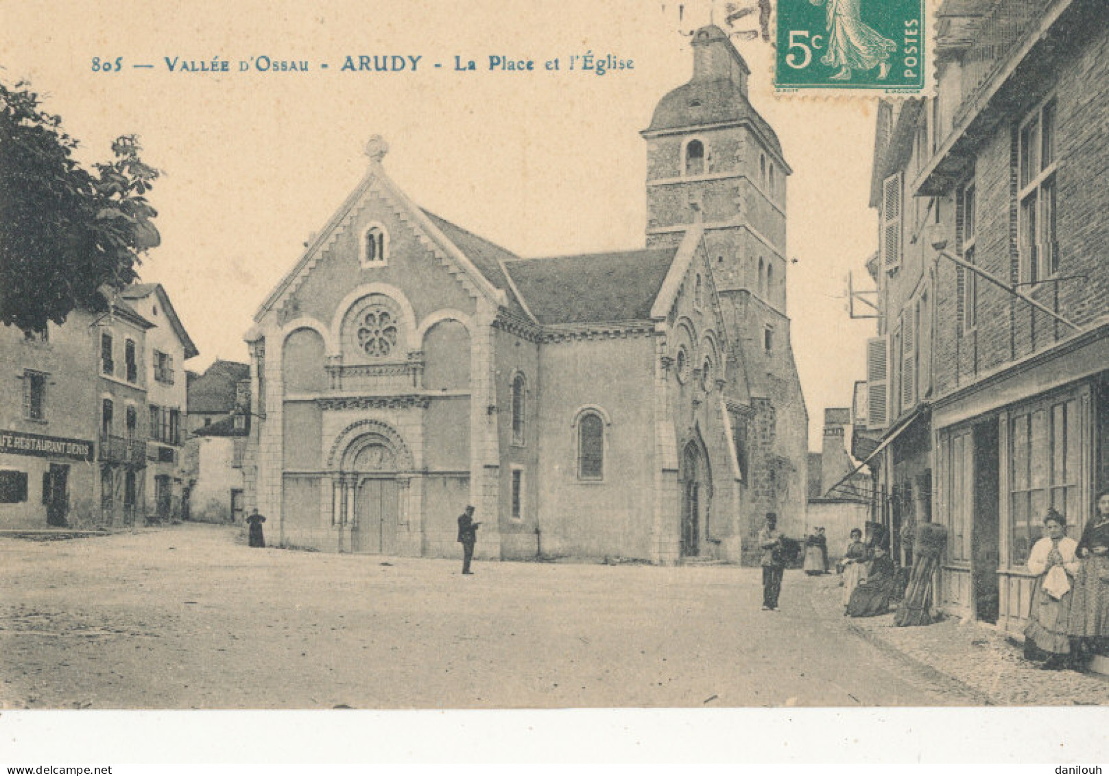 64 // ARUDY   La Place Et L'église / 805 / Vallée D Ossau / Café Restaurant Denis - Arudy