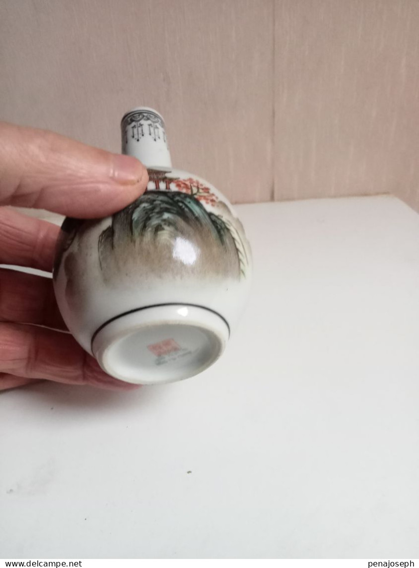 Petite Bouteille A Sake En Porcelaine Hauteur 14 Cm Diamètre 7 Cm - Art Nouveau / Art Deco