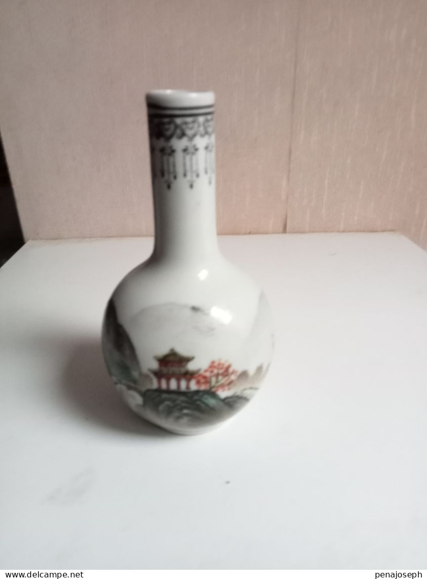 petite bouteille a sake en porcelaine hauteur 14 cm diamètre 7 cm