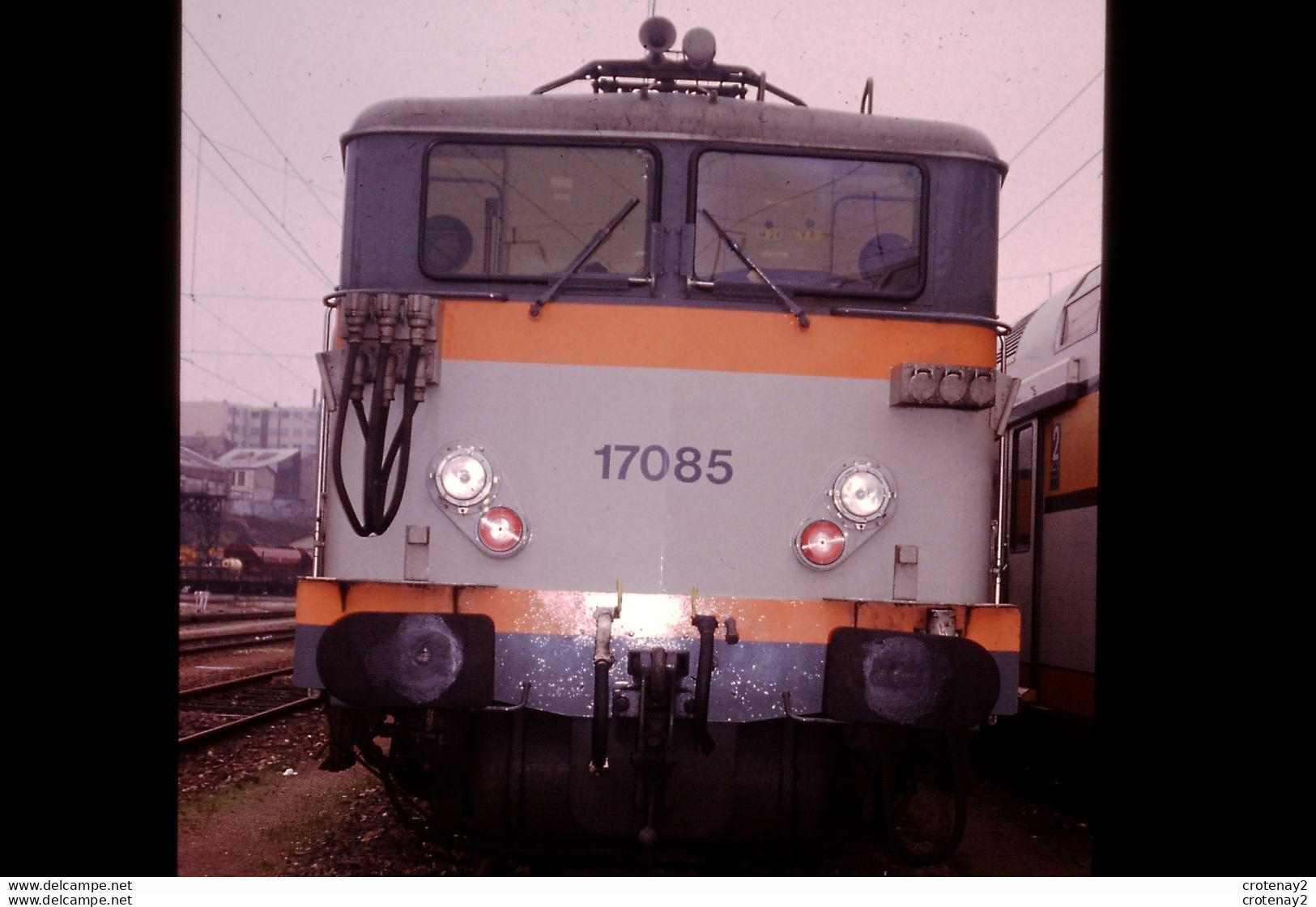 Photo Diapo Diapositive Slide Train Locomotive Electrique SNCF BB 17085 PARIS GARE DU NORD Le 10/01/1992 VOIR ZOOM - Diapositives