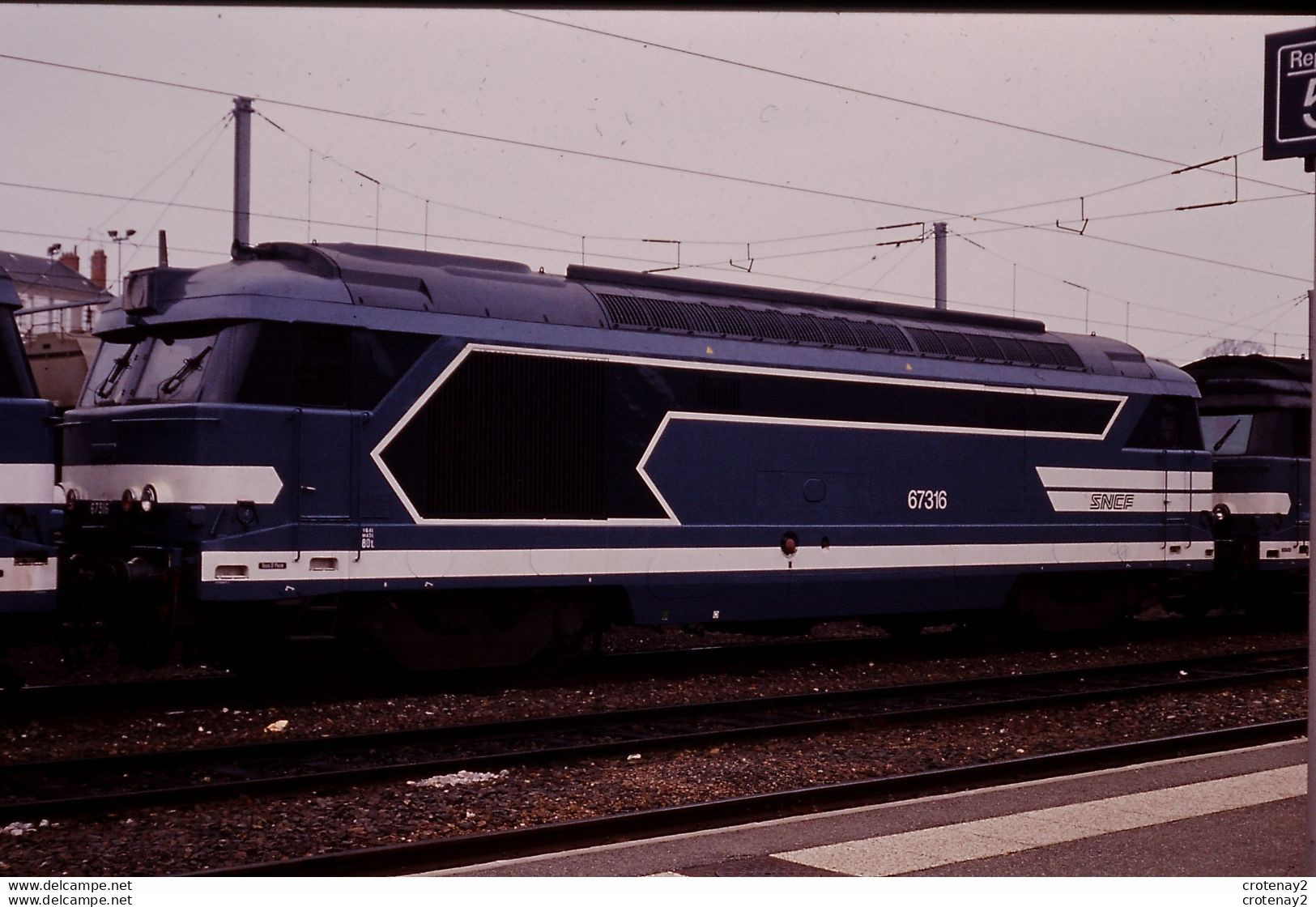 Photo Diapo Diapositive Slide Train Locomotive Diesel SNCF 67316 à NEVERS Le 17/01/1992 VOIR ZOOM - Diapositives