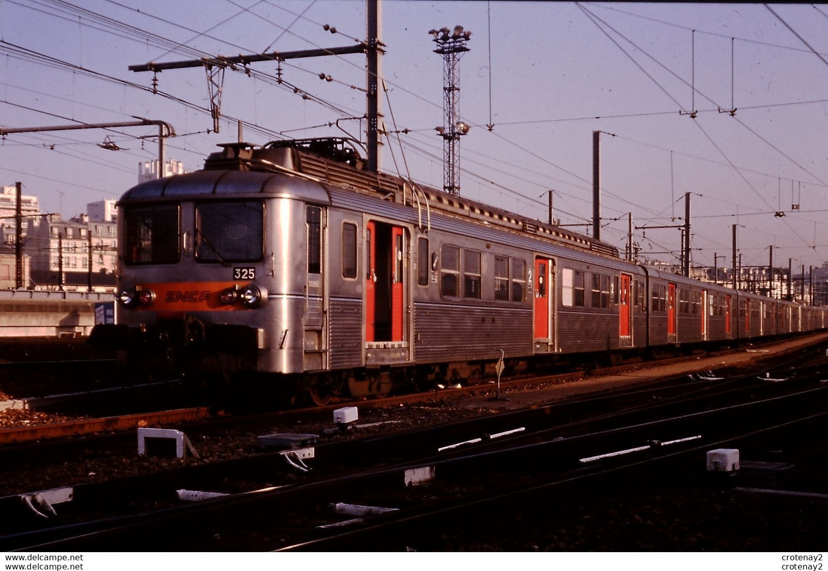 Photo Diapo Diapositive Slide Train Rame Banlieue SNCF Z 5325 à CONFLANS Le 26/01/1992 VOIR ZOOM - Diapositives