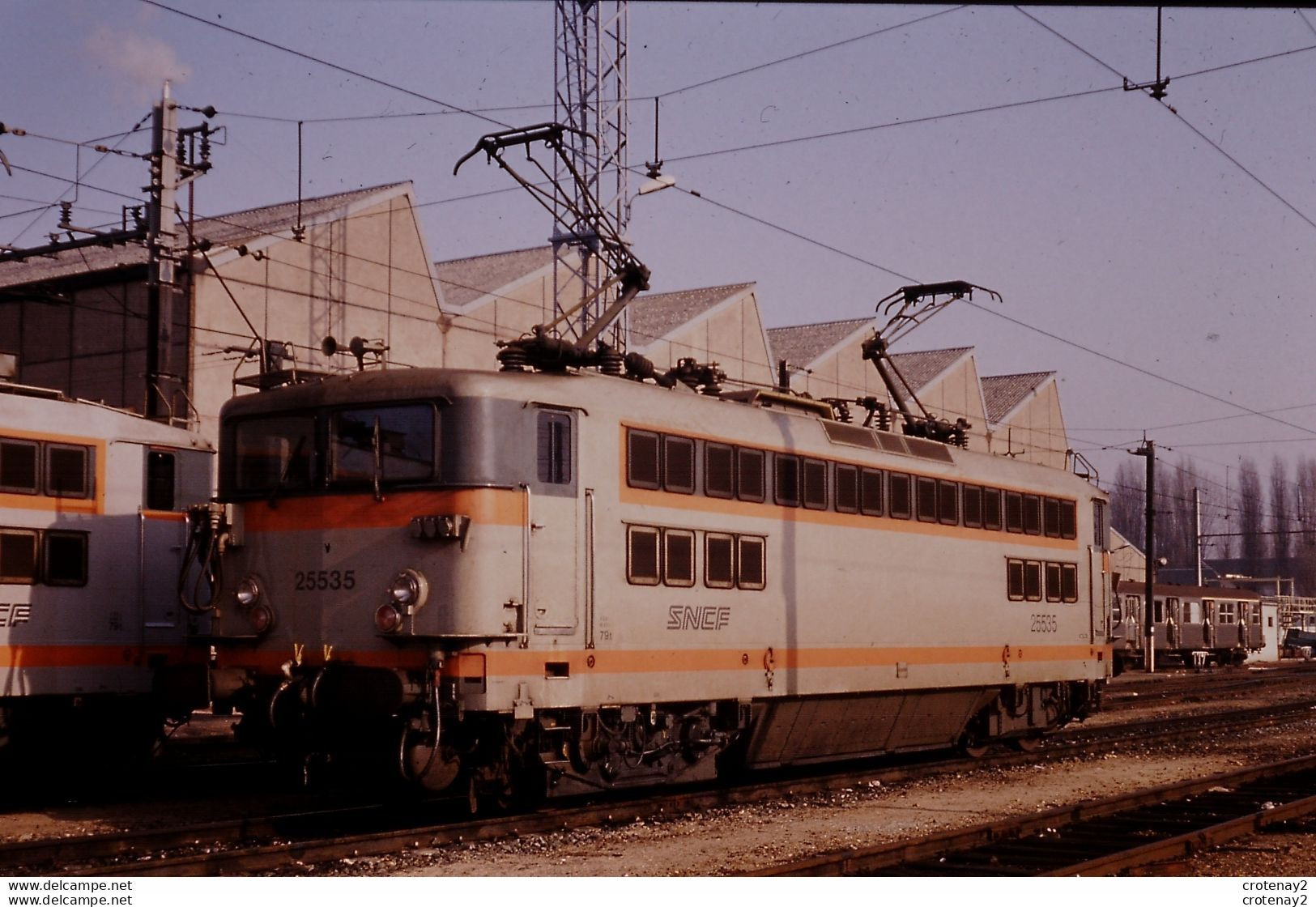 Photo Diapo Diapositive Slide Train Locomotive Electrique SNCF BB 25535 à TOURS Le 31/01/1992 VOIR ZOOM - Diapositives