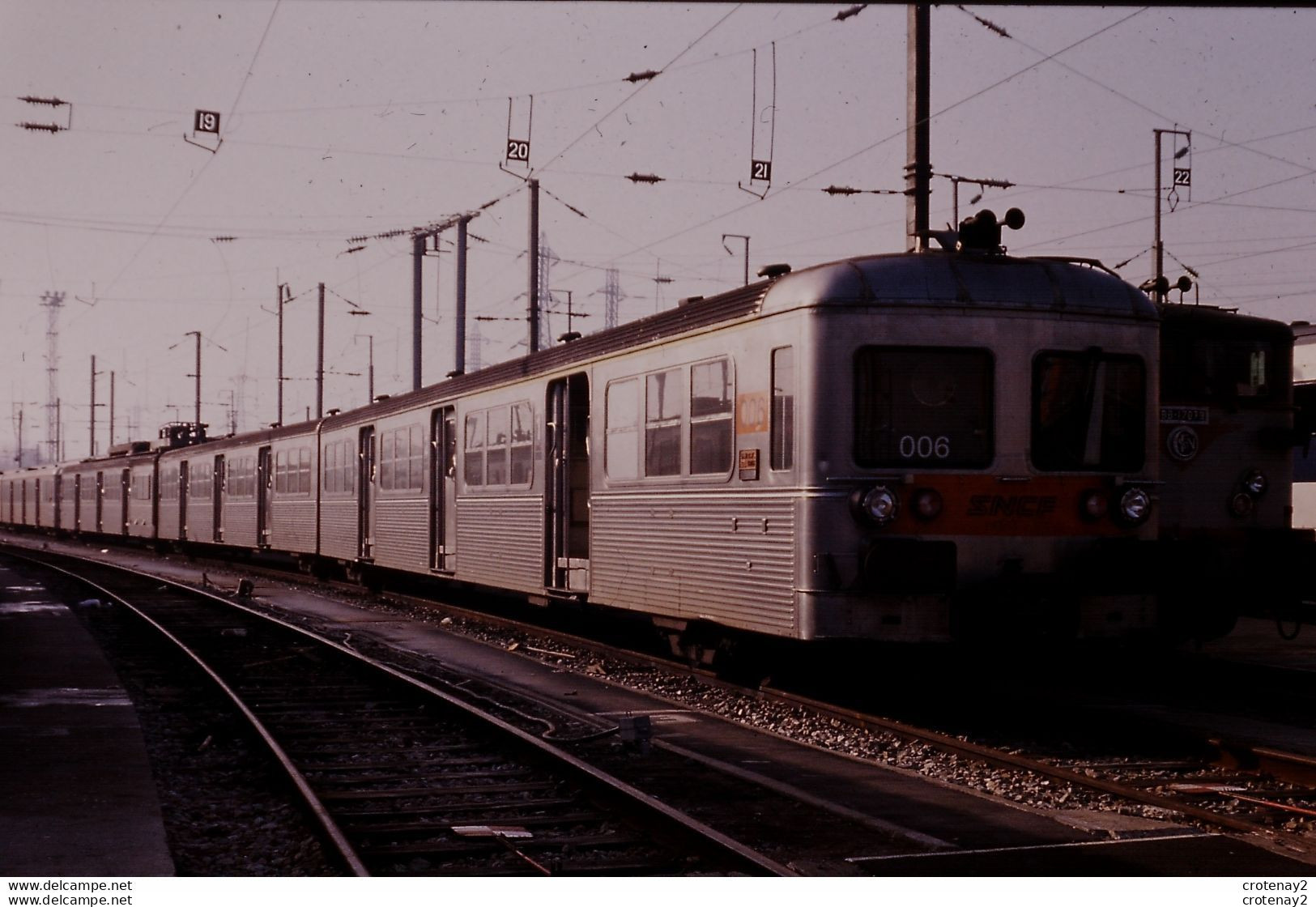 Photo Diapo Diapositive Slide Train Rame Banlieue SNCF Z 6006 à JONCHEROLLES Le 01/02/1992 VOIR ZOOM - Diapositives