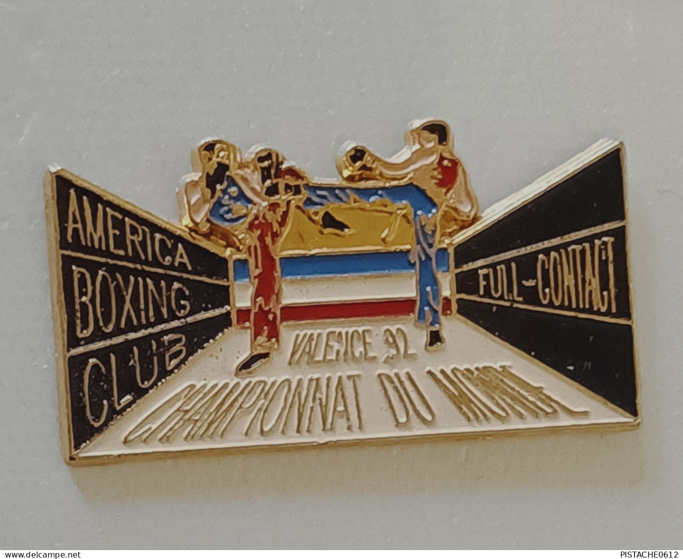 Pin's Boxe Championnat Du Monde Valence 92 America Boxing Club Full Contact Signé Alpha Drome Gravure - Boxeo