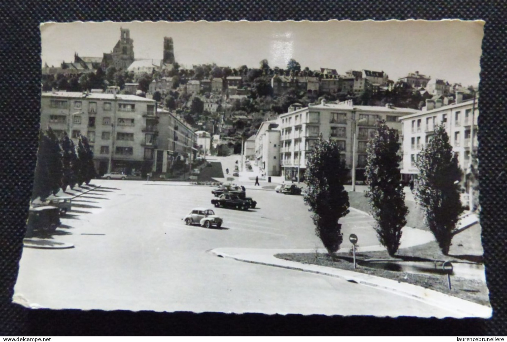 02 - AISNE  -  LAON - PLACE DE LA GARE ET AVENUE CARNOT - Laon