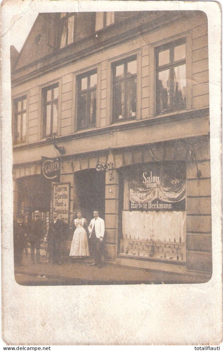 ITZEHOE Original Private Fotokarte Links Cigarren Tabak Laden Gosau Nr 9 Friseur Salon Hartwig Deckmann Ungelaufen 1907 - Itzehoe