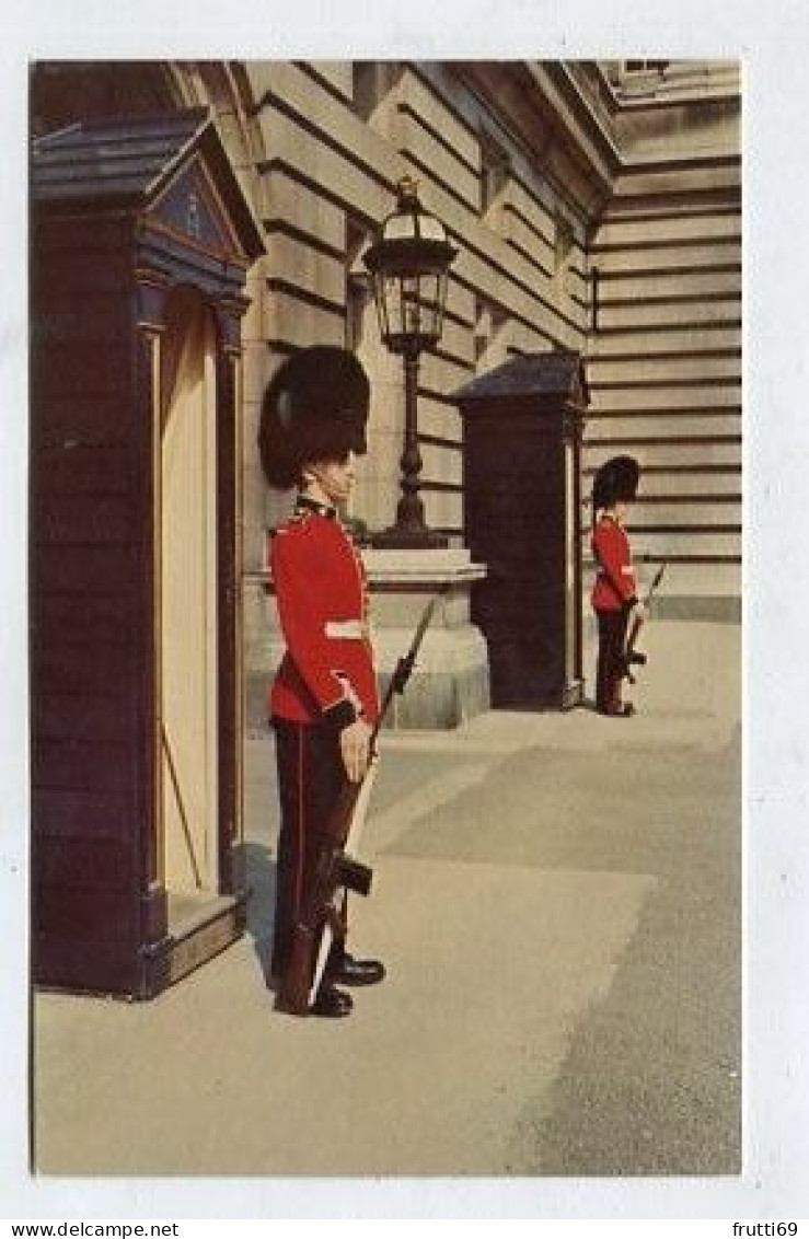 AK 176672 ENGLAND - London - Irish Guards On Sentry Duty At Buckingham Palace - Buckingham Palace