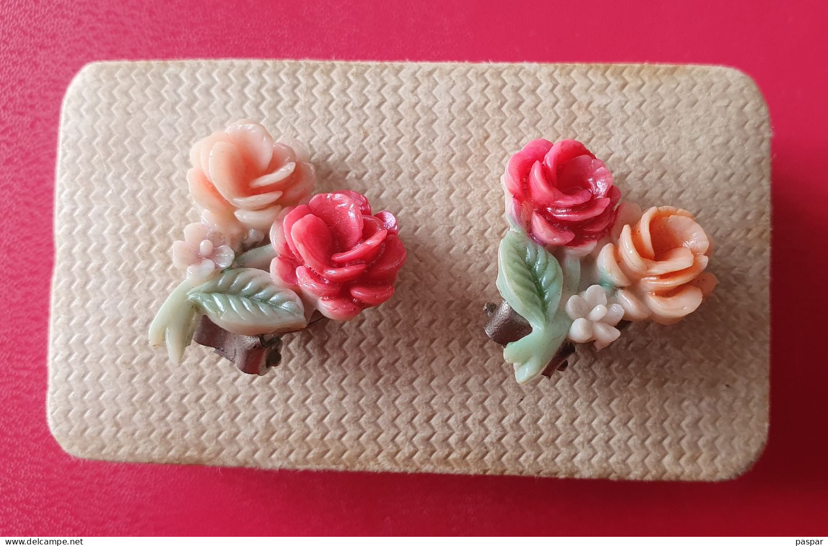 Vintage Kitch Anciennes Boucles D'oreille Clips Fleurs Roses Dans Leur Boîte D'origine H. Dellery Orléans - Oorringen