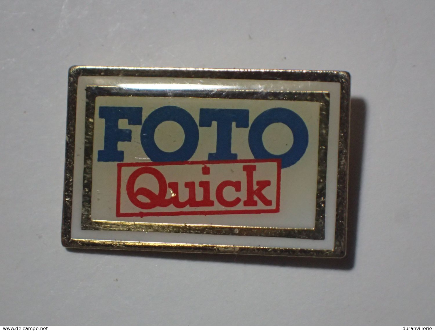 Pin's Laboratoire Photo Photographie FOTO QUICK à Le Cannet Rouen Chantilly Genève Suisse - Fotografía