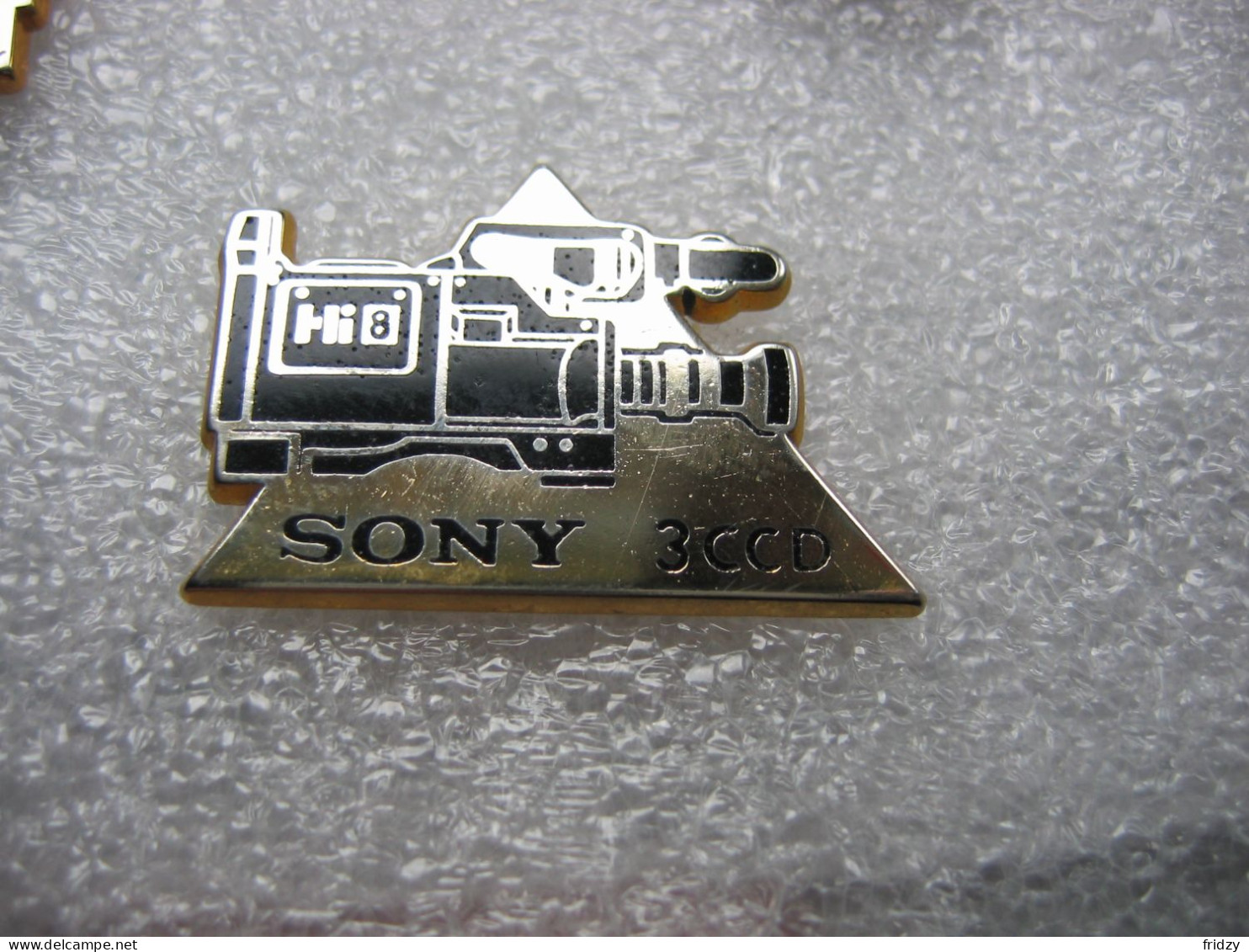 Pin's D'une Caméra HI8 De La Marque SONY 3CCD - Photographie