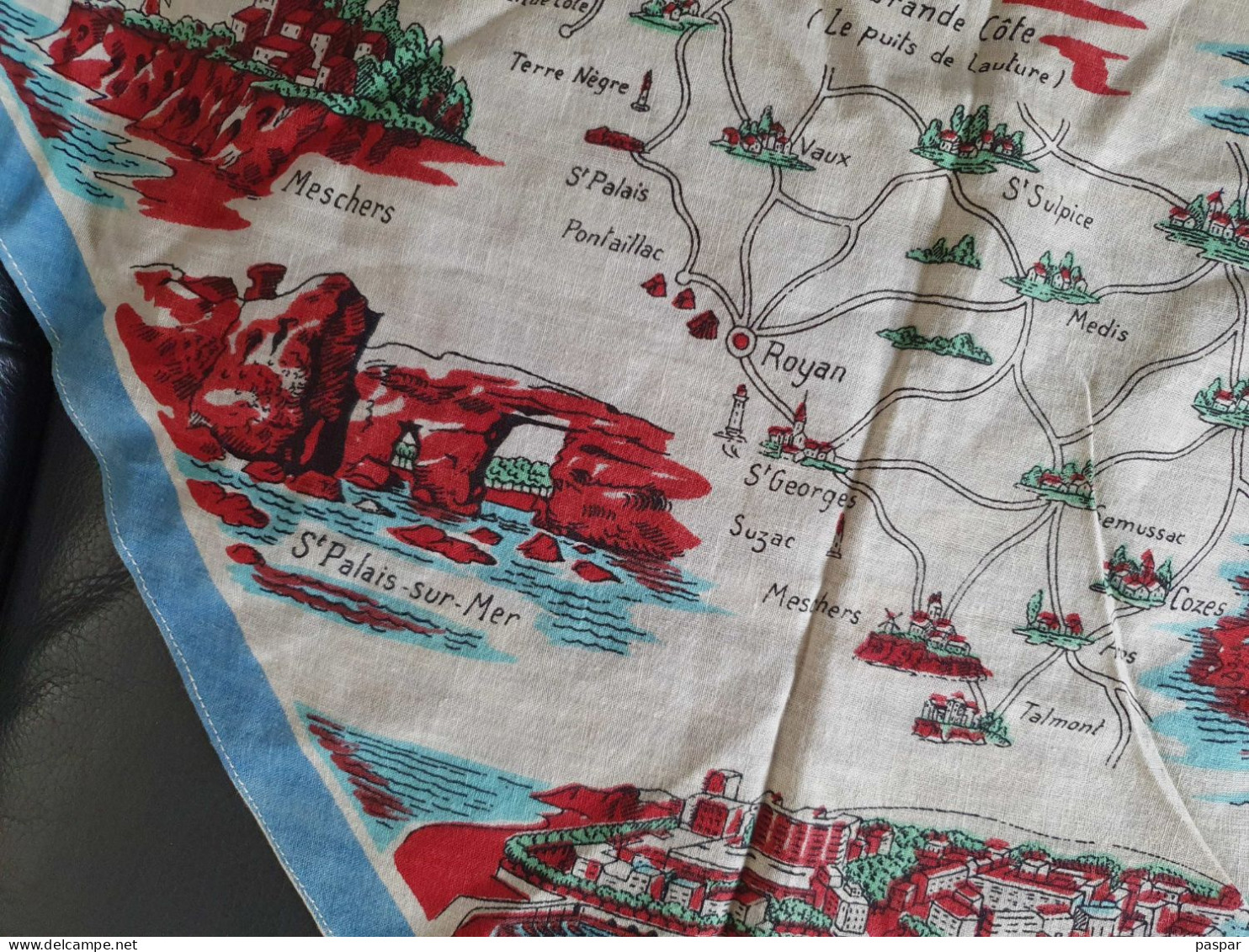 Ancien Foulard En Tissu Thème Charent Maritime Royan St Palais St Georges De Didonne - Hoofddoeken En Sjaals