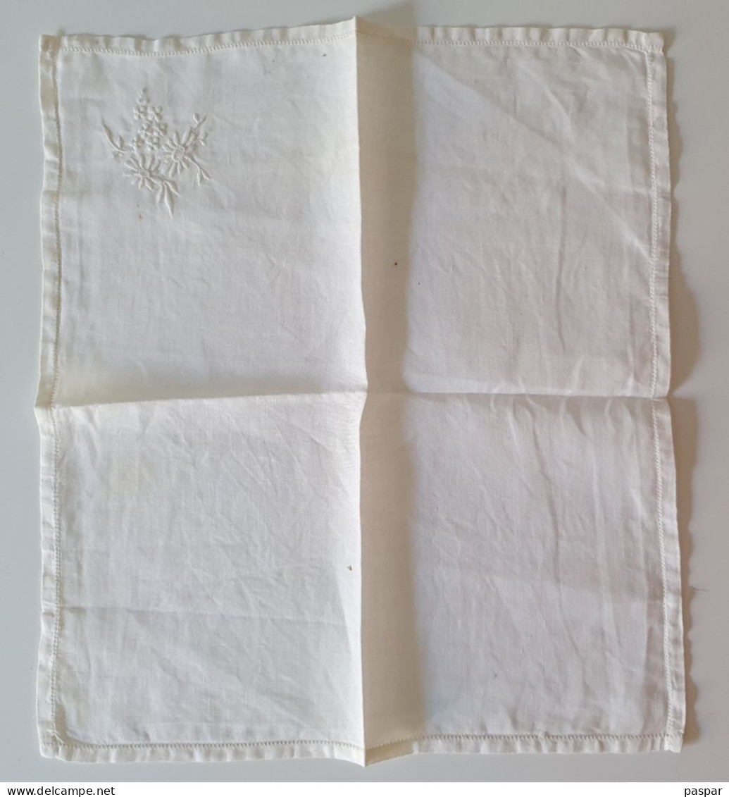 Ancien Mouchoir Ou Napperon Avec Broderies - Handkerchiefs