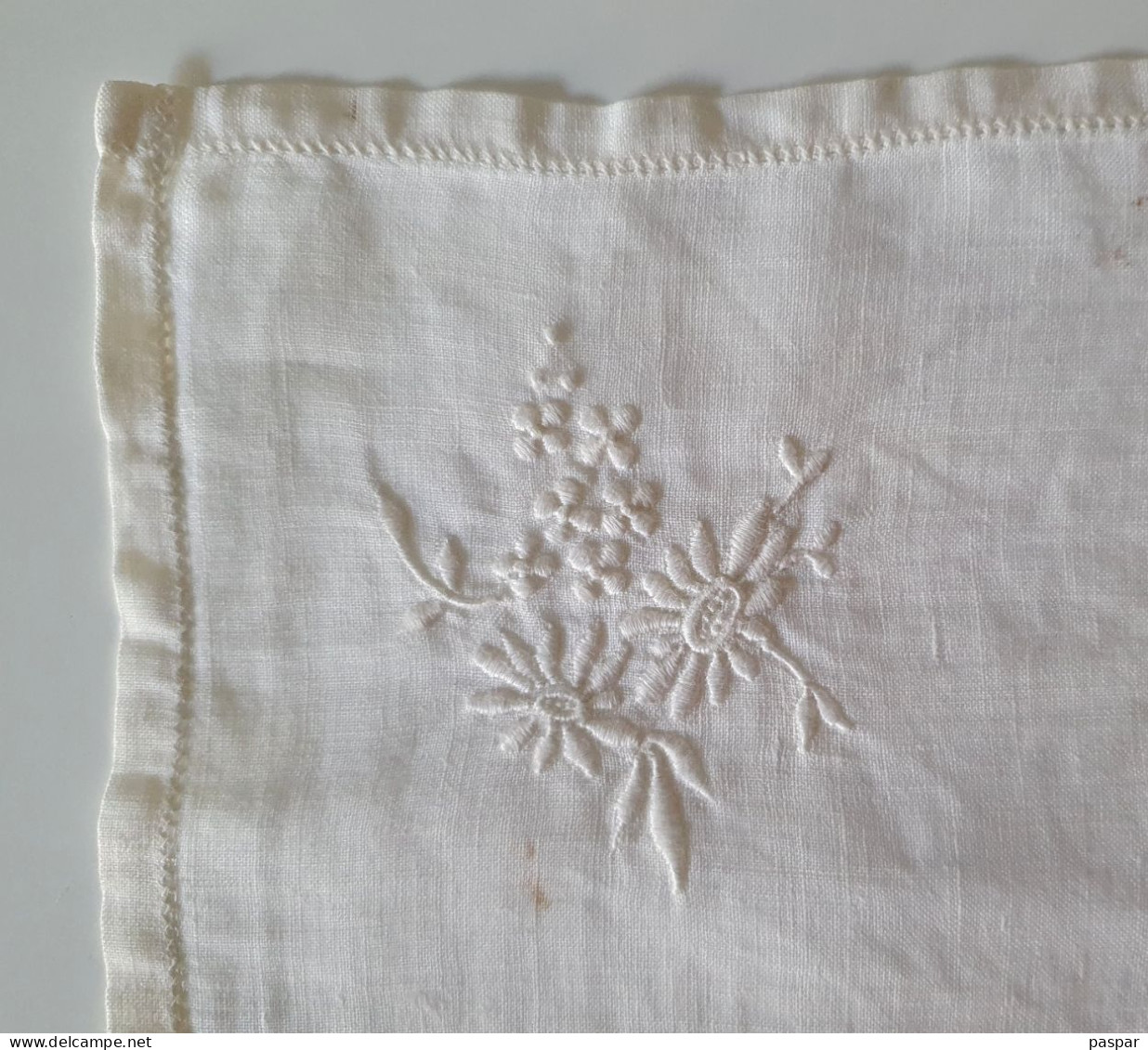 Ancien Mouchoir Ou Napperon Avec Broderies - Handkerchiefs