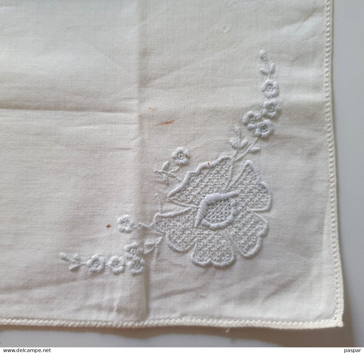 Ancien Mouchoir Avec Broderies - Handkerchiefs