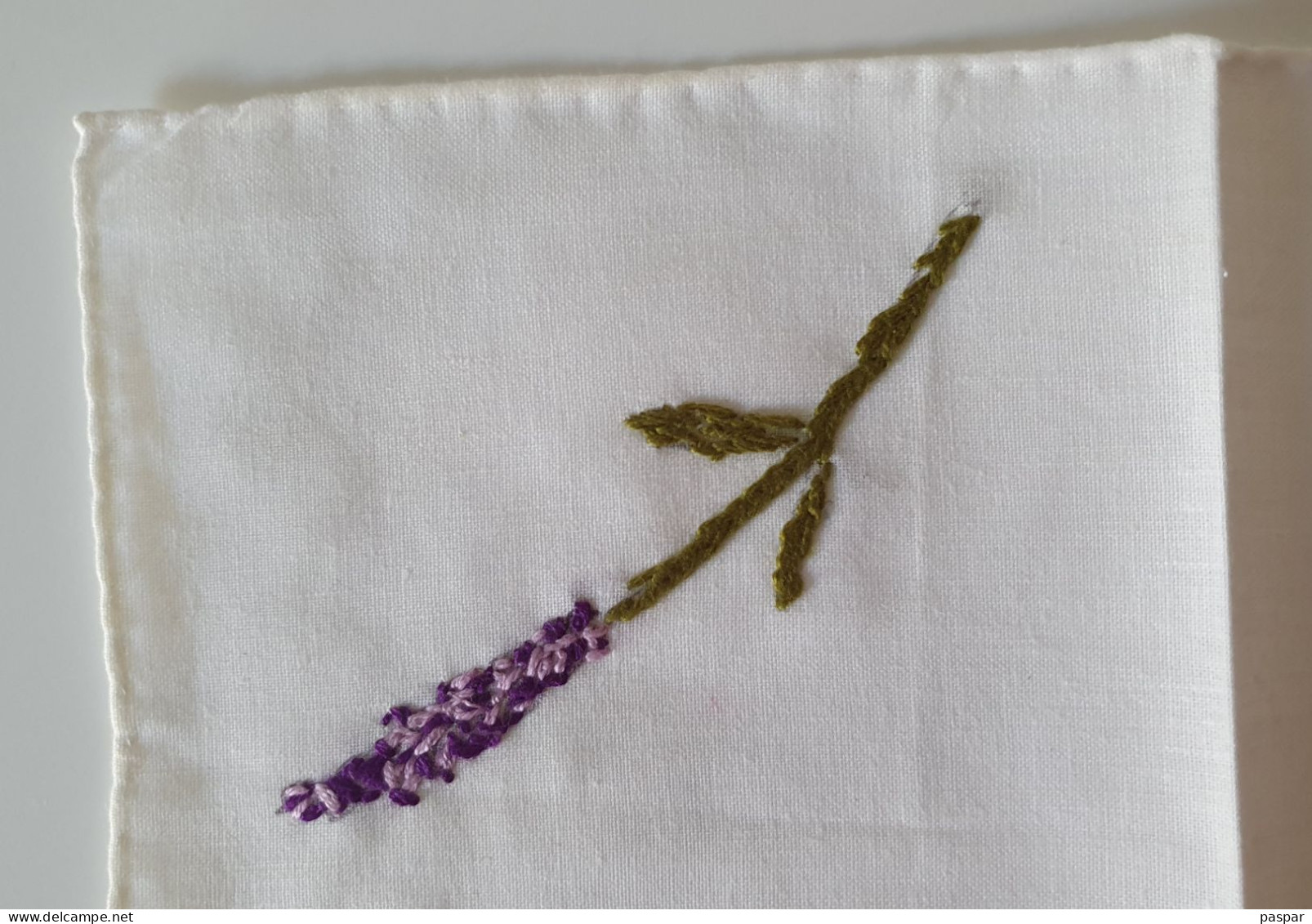 Ancien Mouchoir Ou Napperon Fleur Lilas Et Broderies - Handkerchiefs