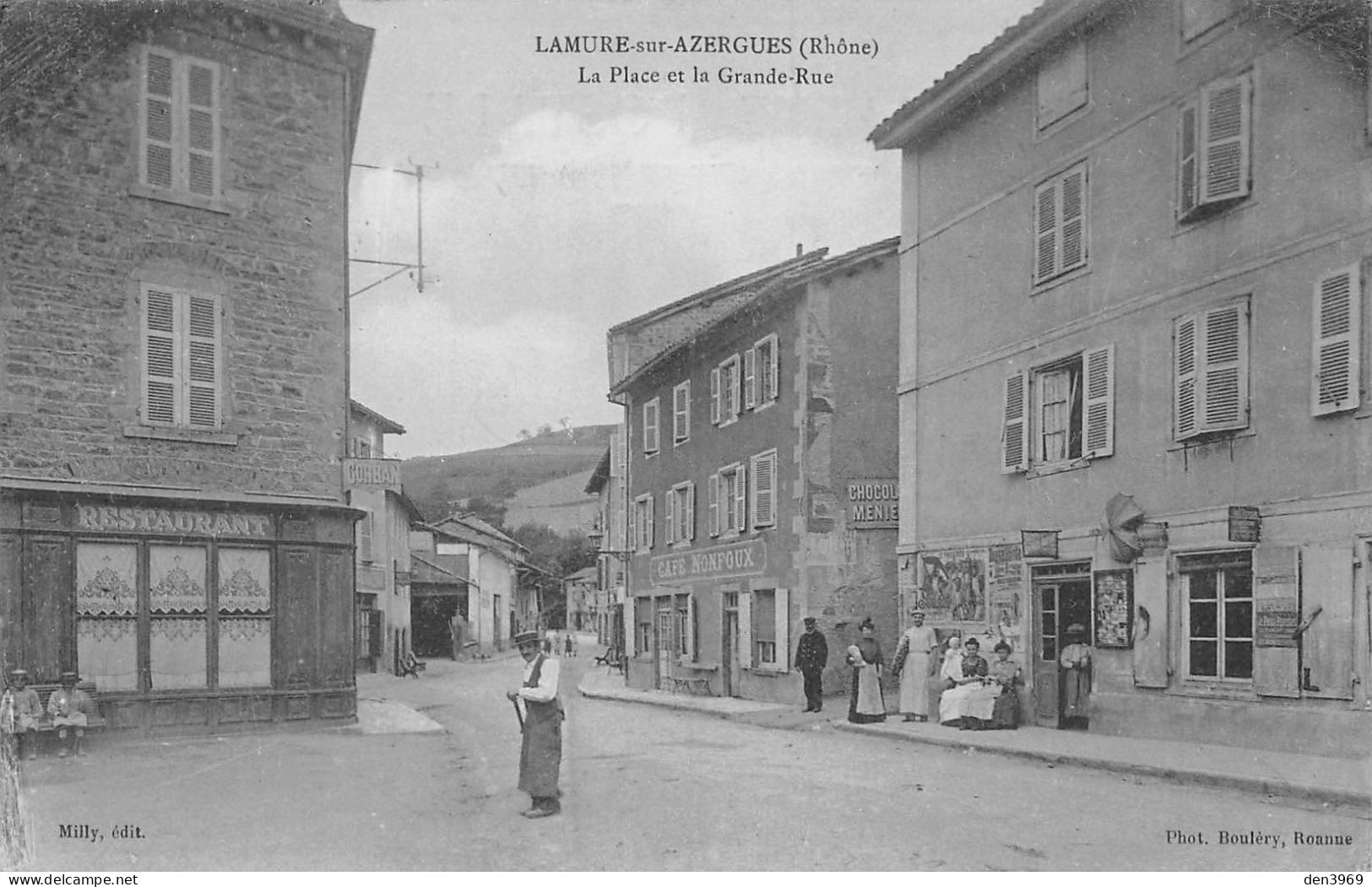 LAMURE-sur-AZERGUES (Rhône) - La Place Et La Grande Rue - Café Nonfoux, Pub Chocolat Menier - Voyagé 190? (2 Scans) - Lamure Sur Azergues