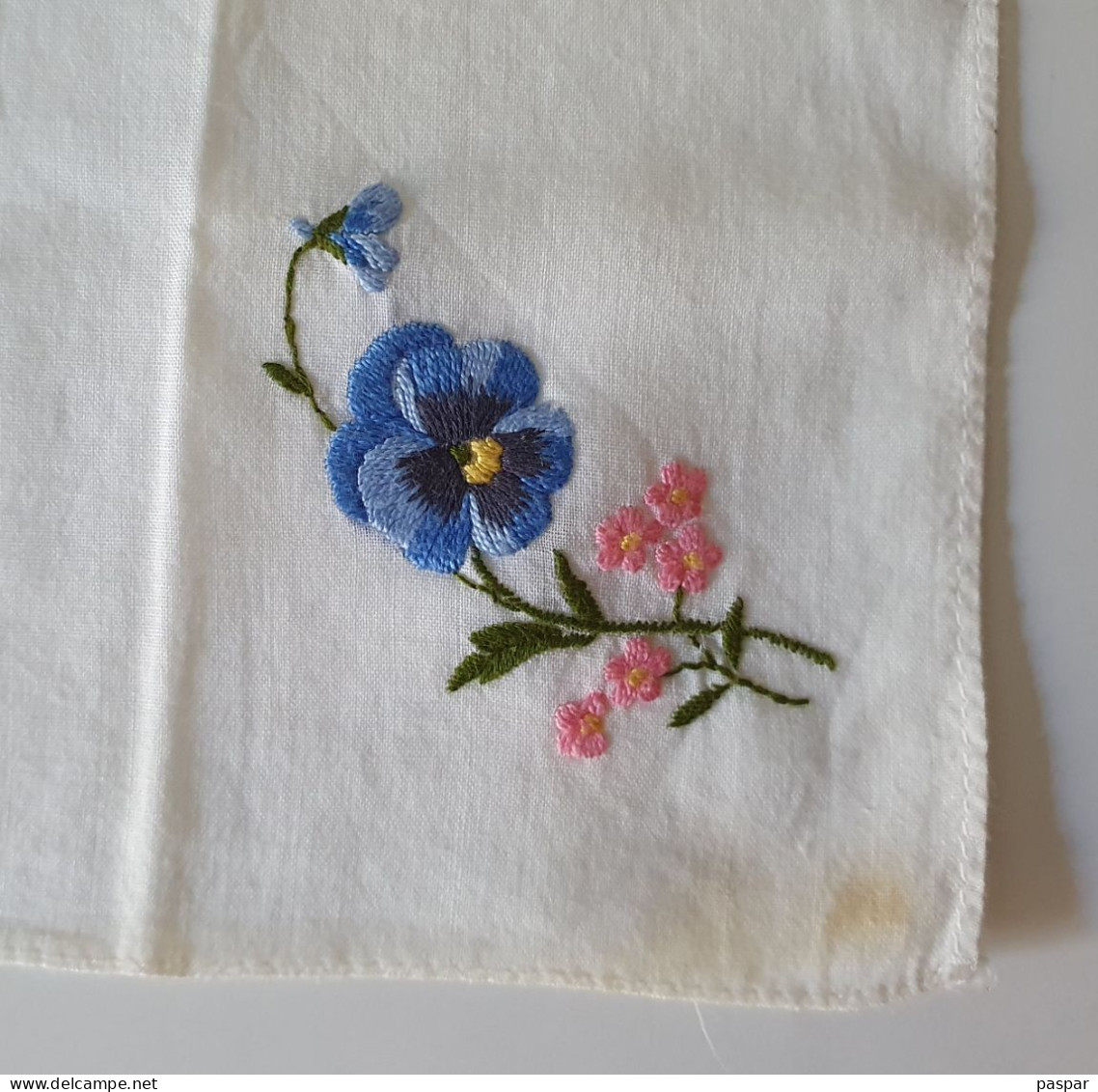 Ancien Mouchoir Avec Broderies Fleurs Bleu Et Rose - Pañuelos