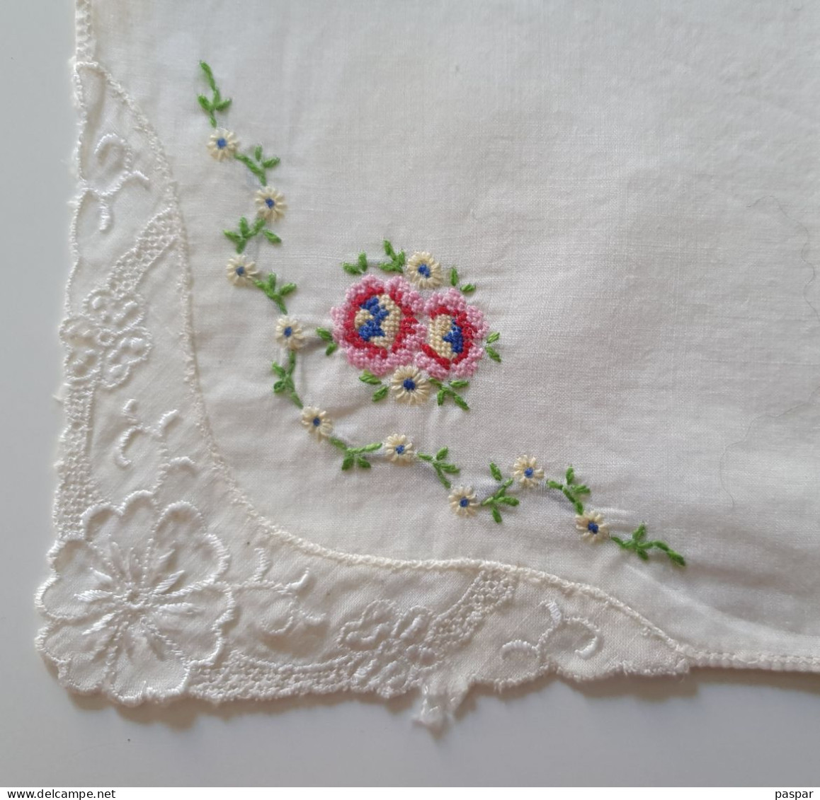 Ancien Mouchoir Ou Napperon Avec Broderies Fleurs Et Dentelle - Pañuelos