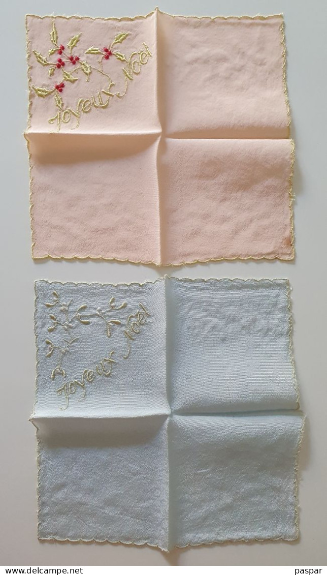 Lot De 2 Anciens Petits Mouchoirs Ou Napperons Brodés Joyeux Noël Bleu Et Rose - Handkerchiefs