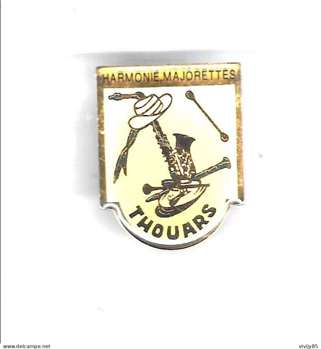 79 - THOUARS - Harmonie Majorettes - T.Beau Pin's Grand Modèle ( 3.5 Cm X 2.8 Cm ) - Magnets