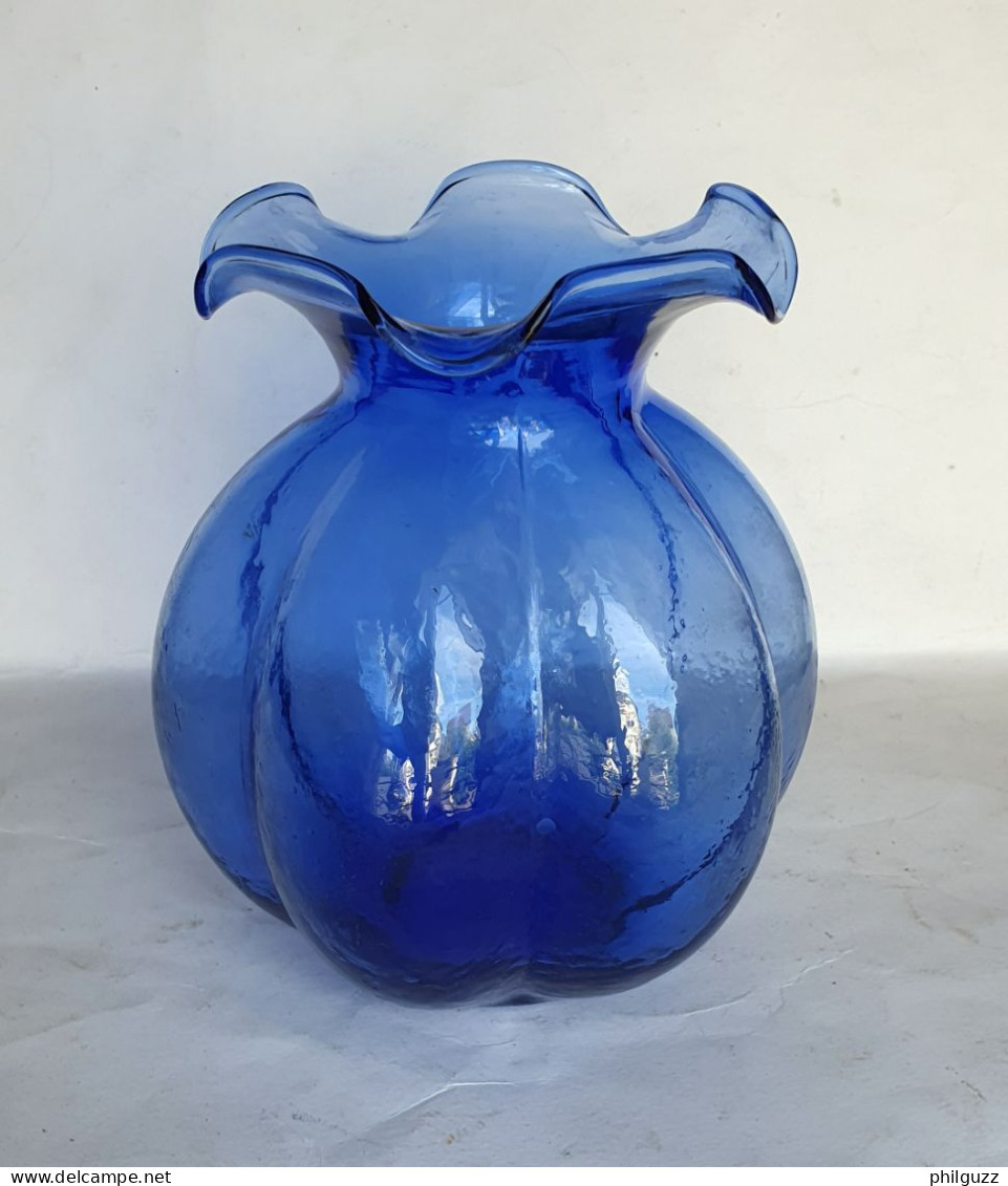 PETIT VASE Ancien EN VERRE BLEU - Vasen