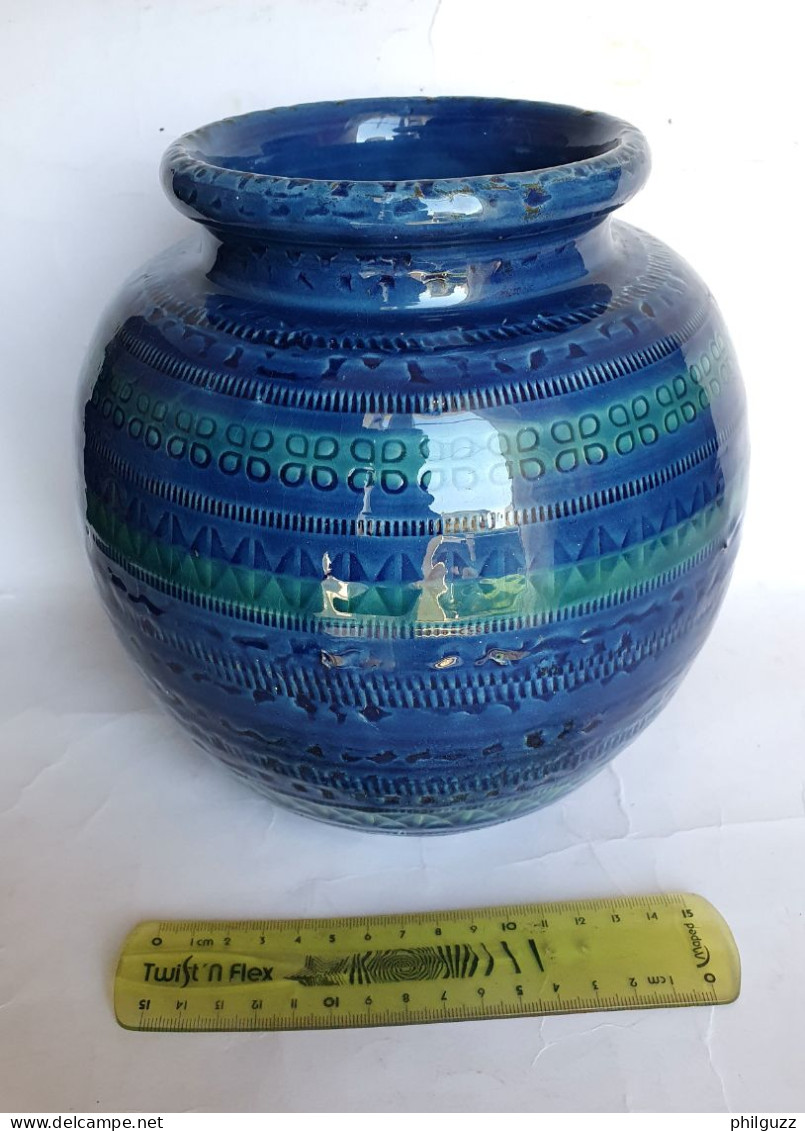 Vase En Céramique émaillée Bleue à Motifs Géométriques Aldo Londi Pour Bitossi Italie Années 60. - Jarrones