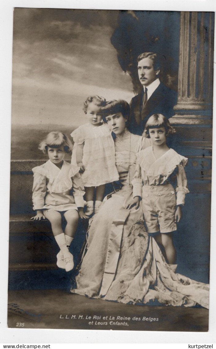 König Und Königin V. Belgien Mit 3  Kindern( Die älteyte Spätere Letzte Königin Von Italien ) - Berühmte Personen