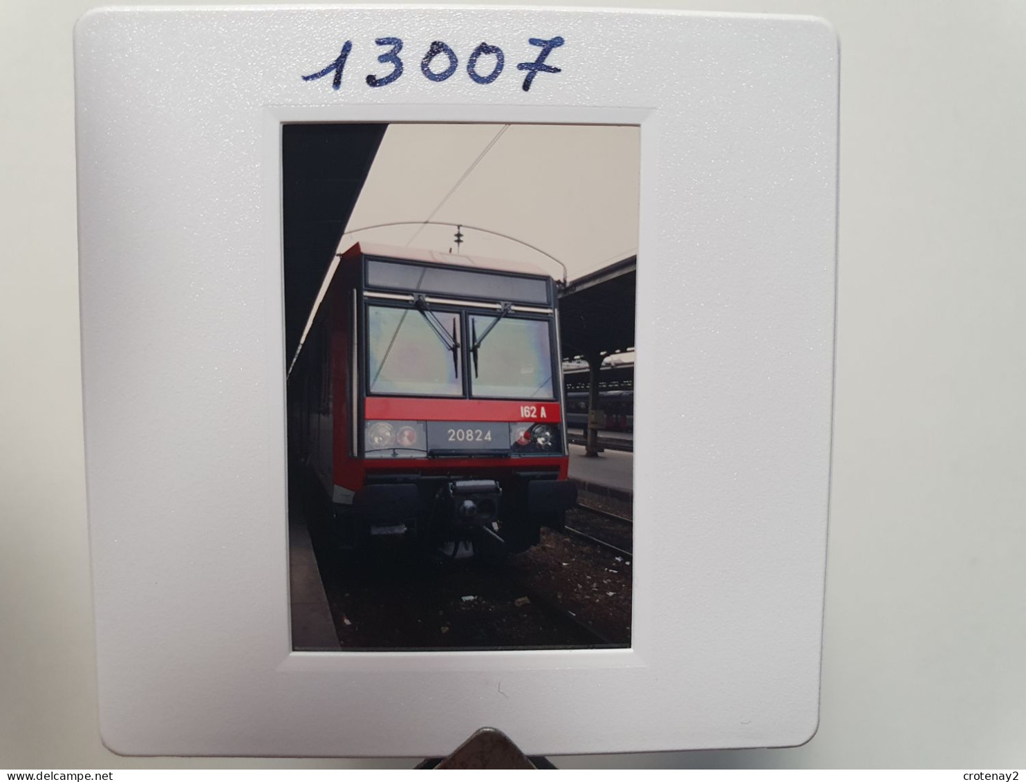 Photo Diapo Diapositive Slide Train Rame Banlieue SNCF Z2N N°20824 De Face Le 25/03/1996 VOIR ZOOM - Diapositives