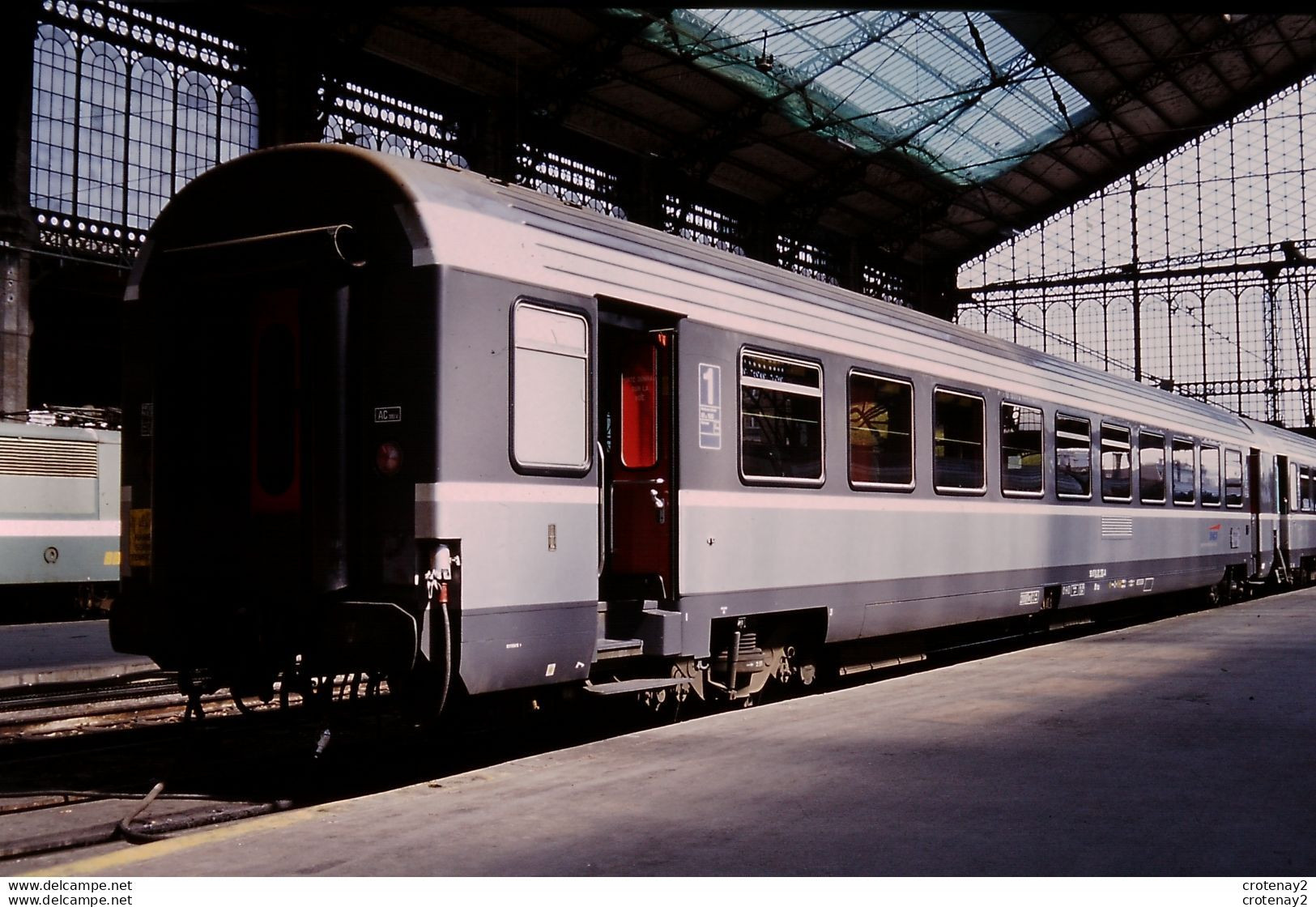 Photo Diapo Diapositive Slide Train Wagon Voiture SNCF De 1ere Cl à PARIS AUSTERLITZ Le 26/05/1996 VOIR ZOOM - Diapositives