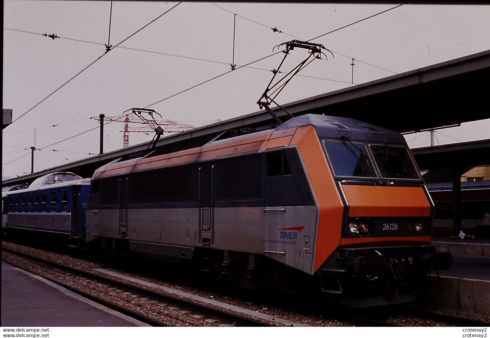 Photo Diapo Diapositive Slide Train Wagon Locomotive SNCF Sybic 26126 PARIS GARE DE LYON Le 03/05/1996 VOIR ZOOM - Diapositives