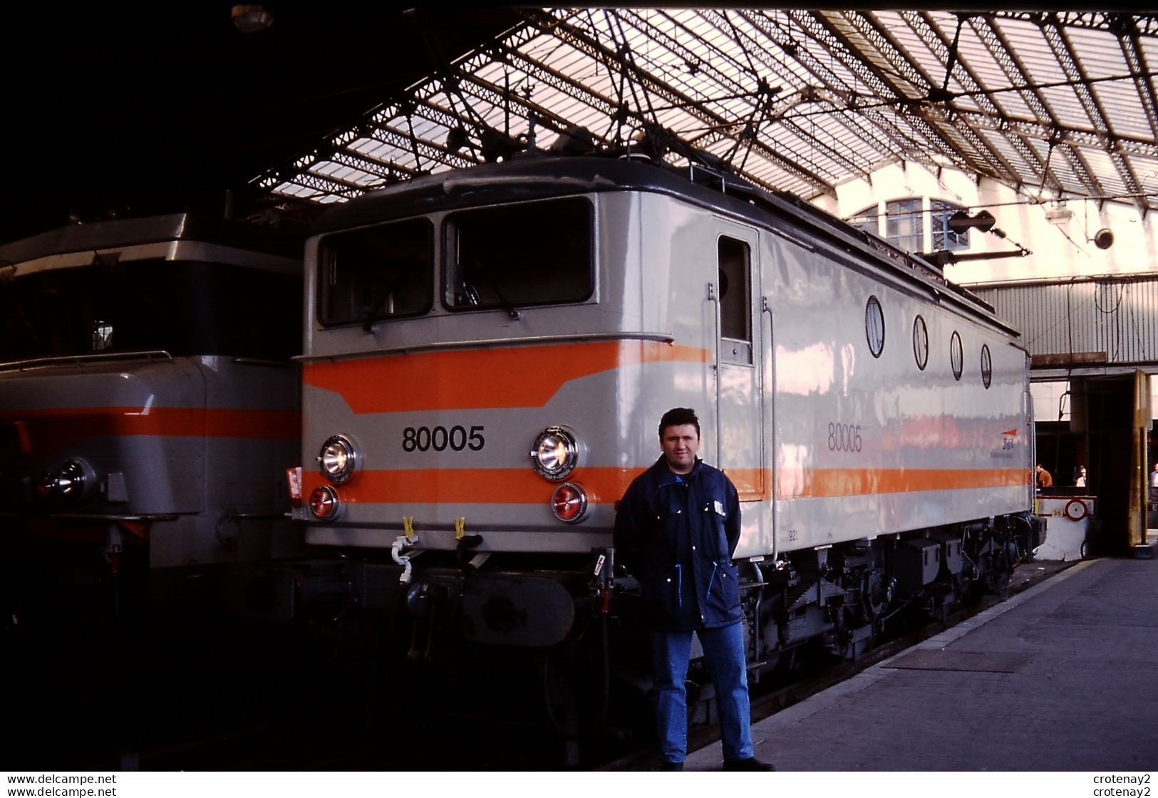 Photo Diapo Diapositive Slide Train Wagon Locomotive SNCF BB 80005 PARIS AUSTERLITZ Le 03/05/1996 VOIR ZOOM - Diapositives