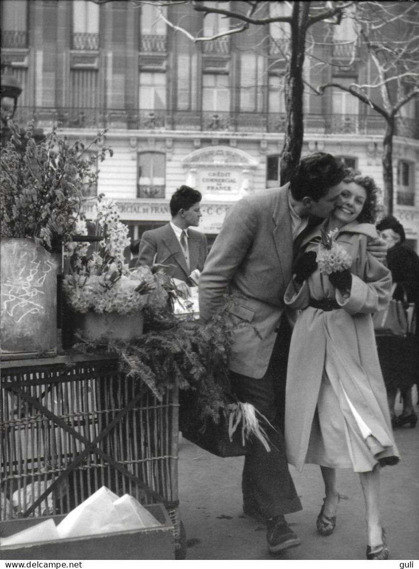 D'après ROBERT DOISNEAU Les Amoureux Aux Poireaux - GRAND FORMAT 30 X 24 CMS  PL 005 (Crédit Commercial De France) - Autres & Non Classés