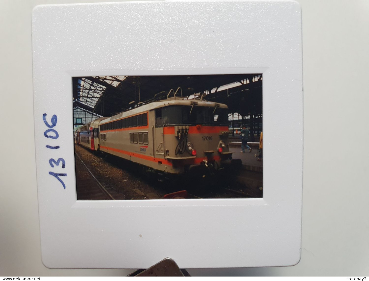 Photo Diapo Diapositive Slide Train Wagon Locomotive SNCF BB 17016 Le 14/06/1996 VOIR ZOOM - Diapositives
