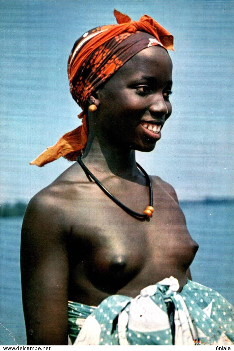 19908   UN GRACIEUX SOURIRE  ( Femme Seins Nus )(  2 Scans) - Côte-d'Ivoire