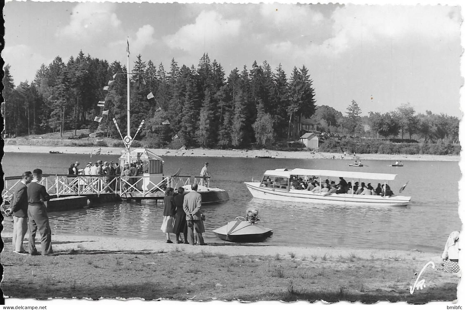 LE LAC DES SETTONS - Les Vedettes - Montsauche Les Settons