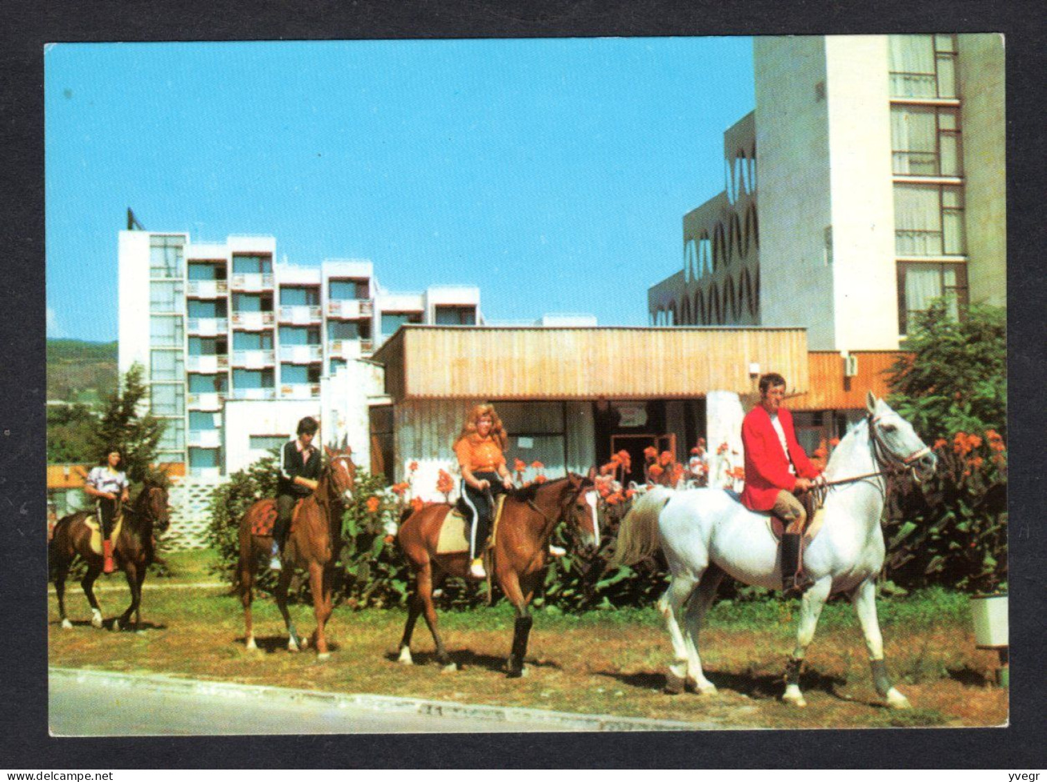 Bulgarie - ALBENA - Cavaliers Devant Les Immeubles - Chevaux - Bulgarie