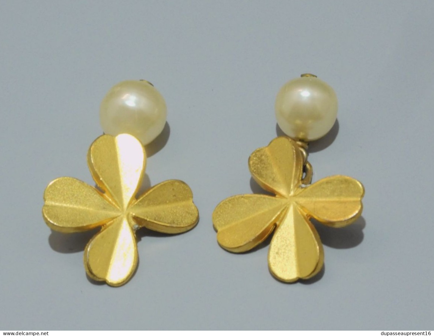 -2 BOUTONS De MANCHETTES Ou De COL TREFLES Dorés & Perles Nacrées CHANEL 93 A   E - Andere & Zonder Classificatie