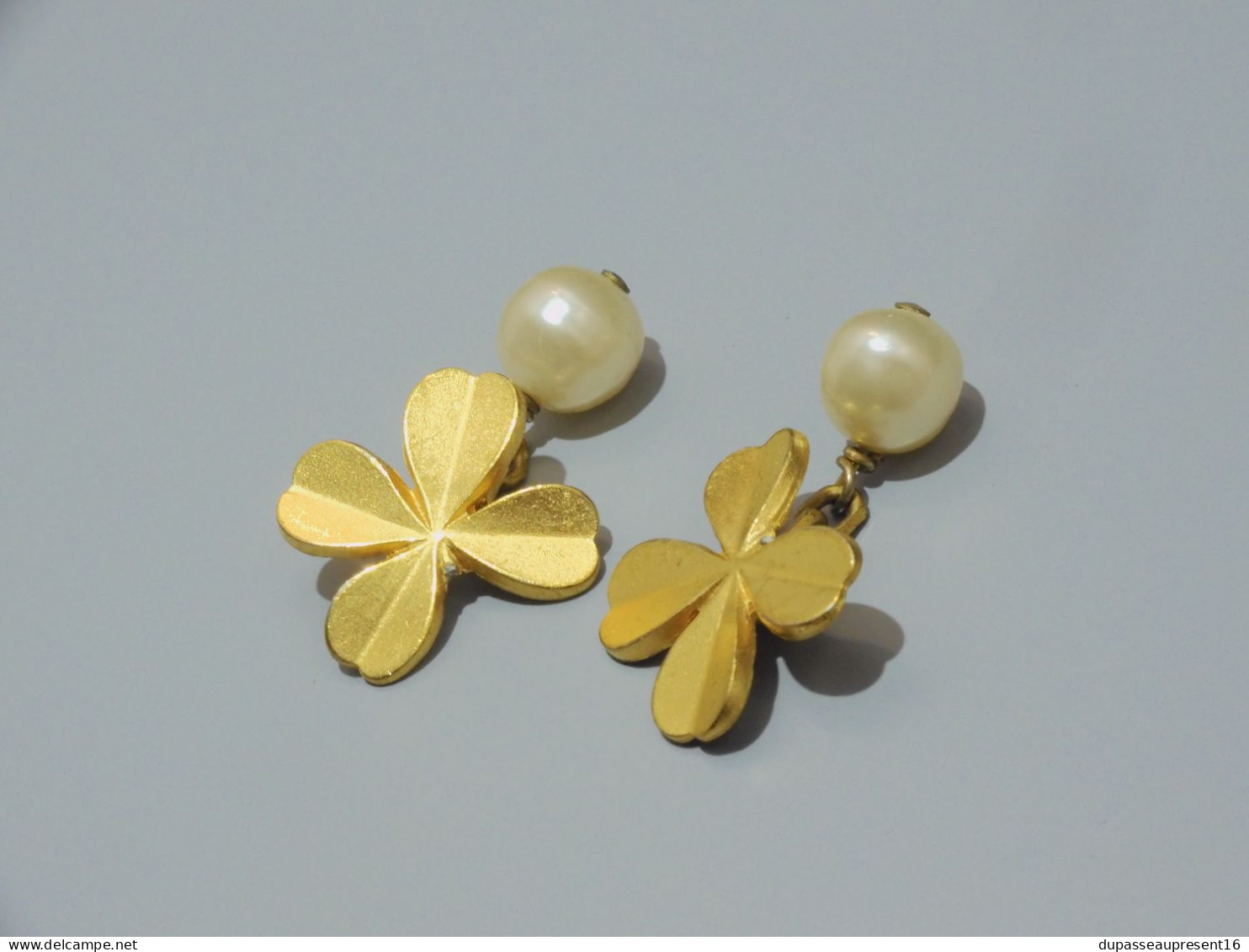 -2 BOUTONS De MANCHETTES Ou De COL TREFLES Dorés & Perles Nacrées CHANEL 93 A   E - Altri & Non Classificati