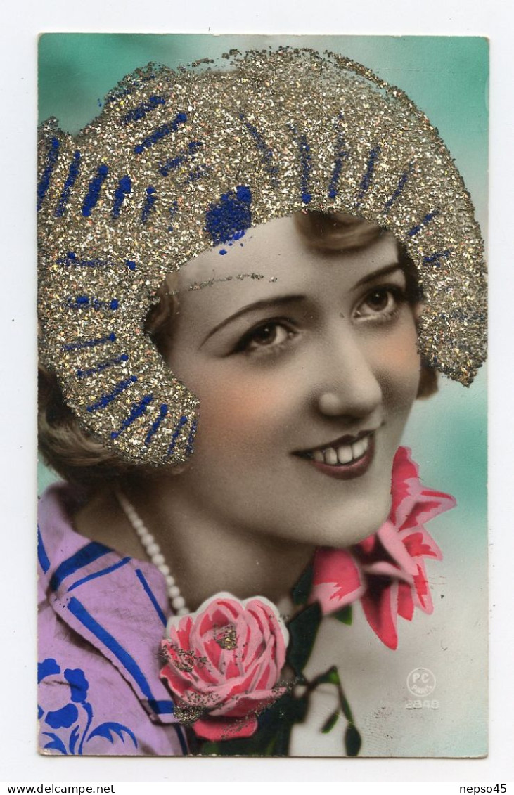 Ravissante Jeune Fille Coiffée De Son Bonnet De St Catherine En Paillettes Argentées.jolie Rose Au Col - Sainte-Catherine