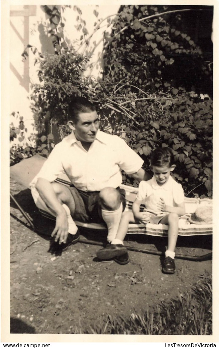 CARTE PHOTO - Un Père Assis Avec Son Fils Dans Le Jardin - Carte Postale Ancienne - Photographs