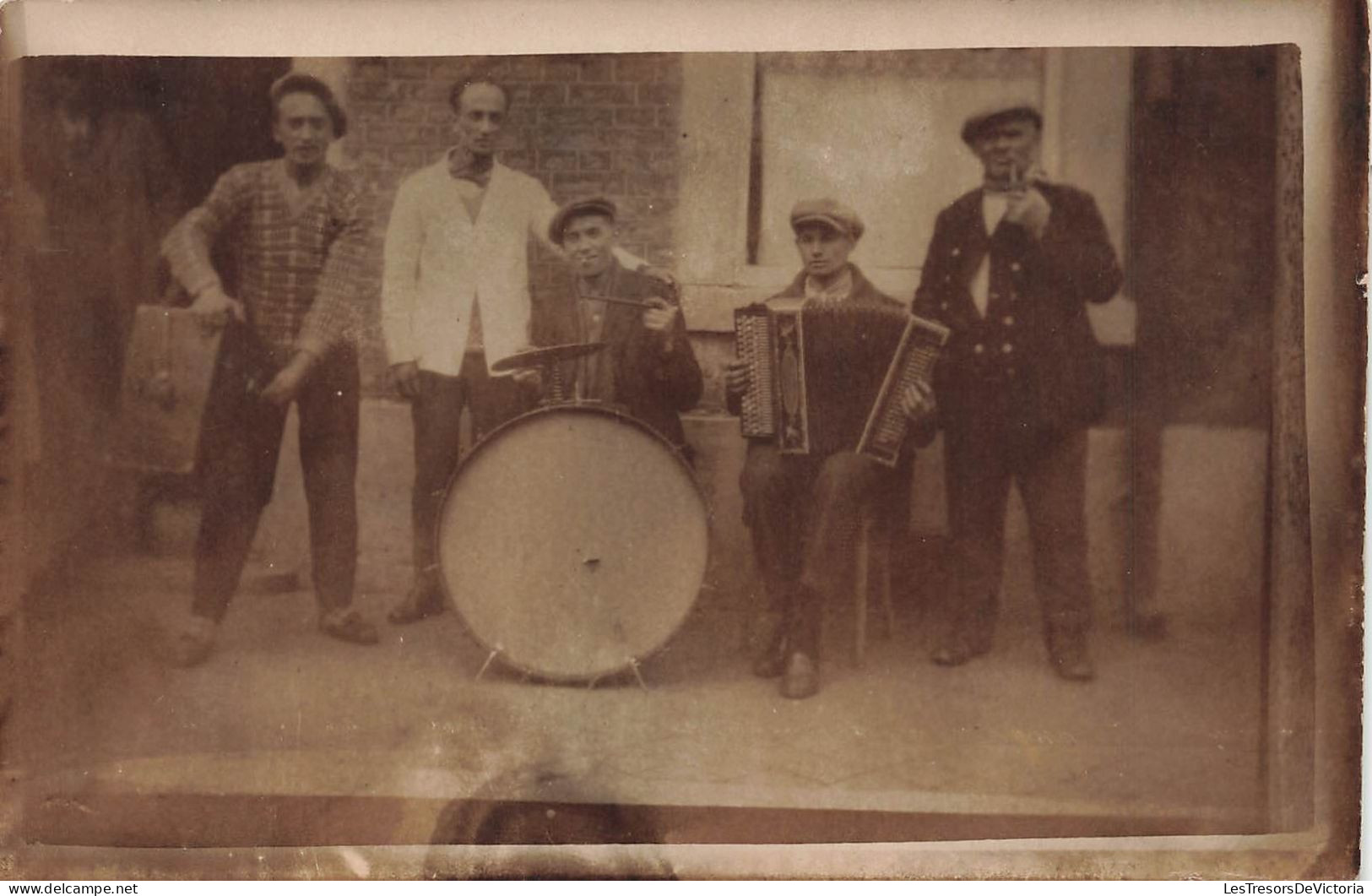 CARTE PHOTO - Des Musiciens : Chacun Avec Son Instrument - Carte Postale Ancienne - Photographs