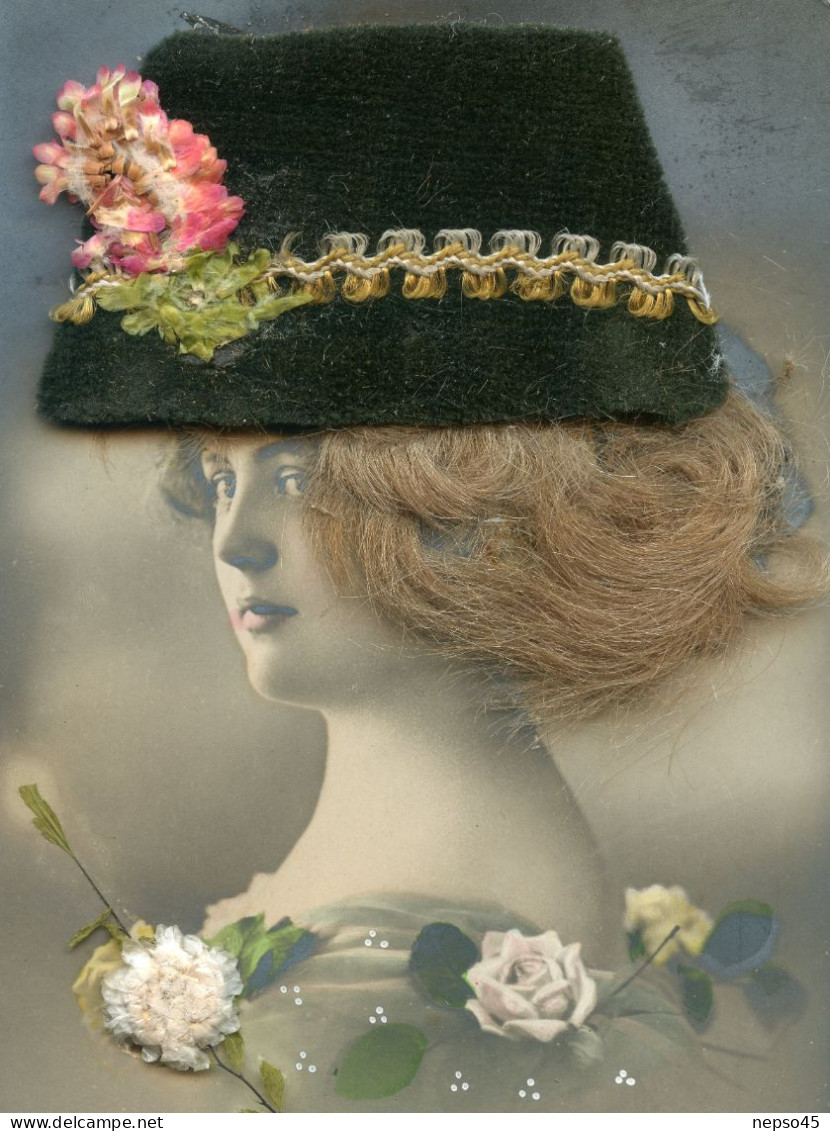 Ravissante Jeune Fille Coiffée De Son Bonnet St Catherine Chapeau Textile Noir,cheveux Naturels,ruban En Strass Doré - Sainte-Catherine