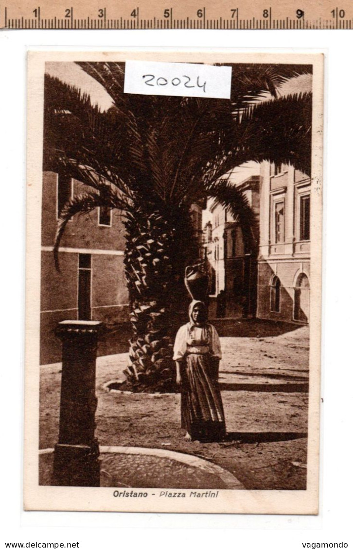 20024   ORISTANO PIAZZA MARTINI DONNA IN COSTUME  1934 - Oristano